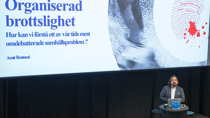 Person på scenen.