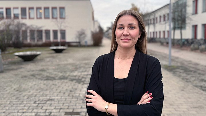 Anneli Andersson står utomhus med armarna i kors.