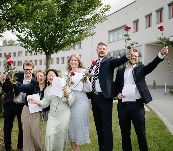 Studenter med rosor