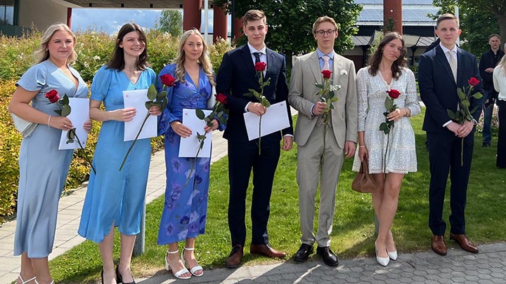 En grupp studenter efter examen.