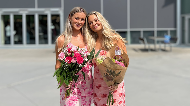 En grupp studenter efter examen.