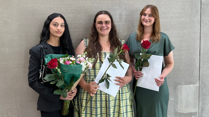 En grupp studenter efter examen.