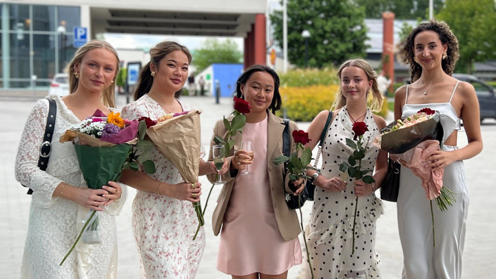 En grupp studenter efter examen.