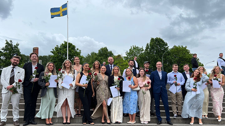 En grupp studenter efter examen.