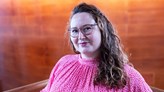 Franziska Primus klädd i mörkt rosa klänning