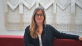 Jenny Alsarve sitter på en soffa.