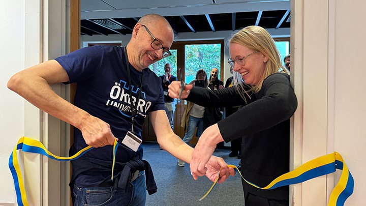 Magnus Hansson och Kajsa Winnes klipper det andra bandet.
