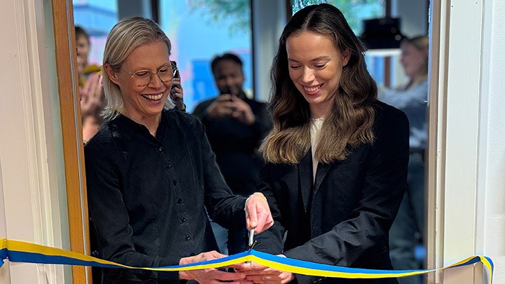 Två personer klipper band vid invigningen.