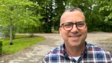 Luis Morales på campus utomhus
