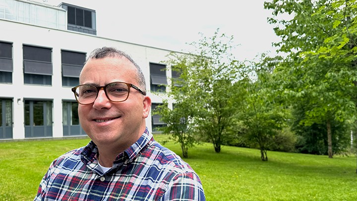 Luis Morales på campus utomhus