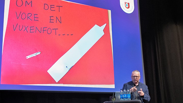 Person på scen.
