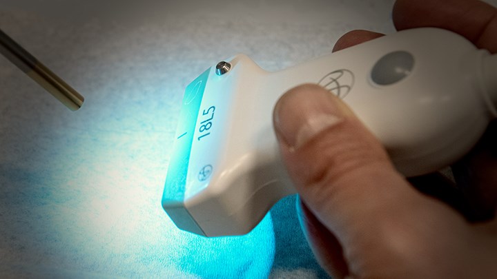Närbild på hand som håller en ultraljudsscanner