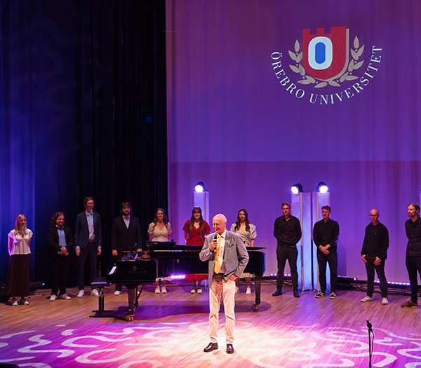 Rektor på scenen under avtackningen.
