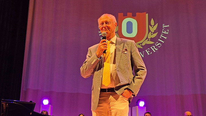 Rektor Johan Schnürer på scenen.