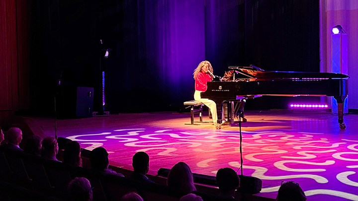 Maia Hirasawa spelar piano på scen.