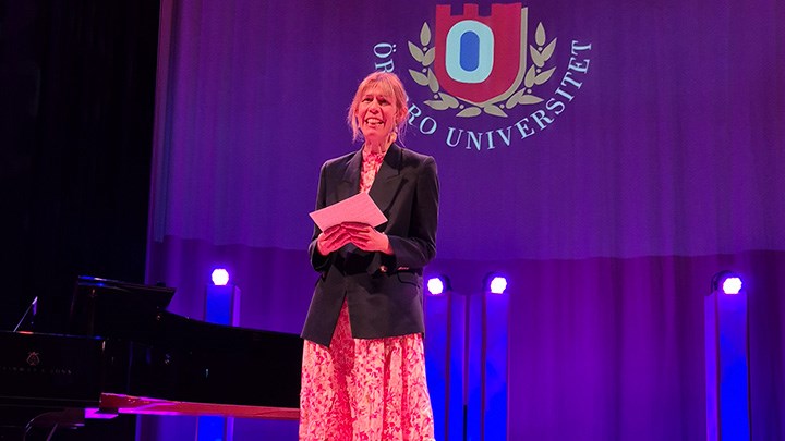 Maria Nilsson på scenen.