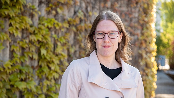 Sara Thunberh framför vägg med växter