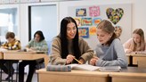 Lärare hjälper elever i klassrum