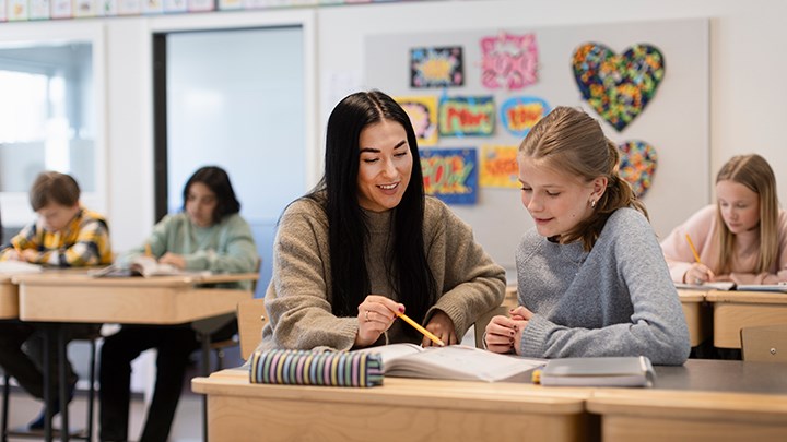 Lärare hjälper elever i klassrum