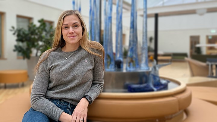 En person sitter vid Ljuspunkten i Långhuset.