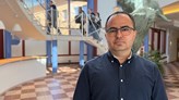 Metin Özdemir utanför Forumhuset på Örebro universitet.