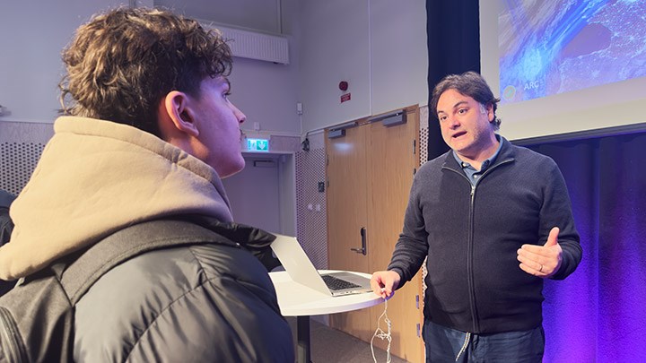 Lärare Christian Esposito svara på en students frågor.