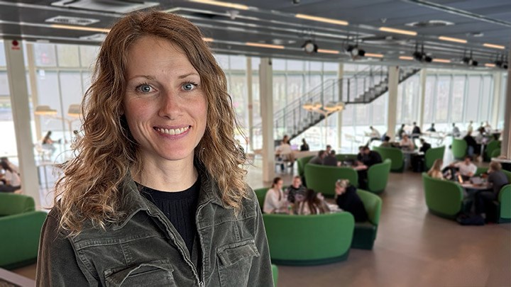 Serena Bauducco i Novahuset med pluggande studenter i bakgrund.