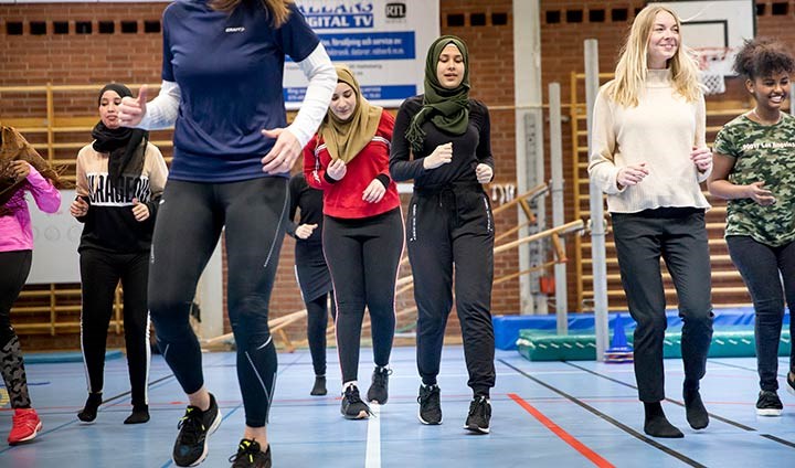 Ida-Lie Heljeberg i grupp med flickor under idrottslektion.