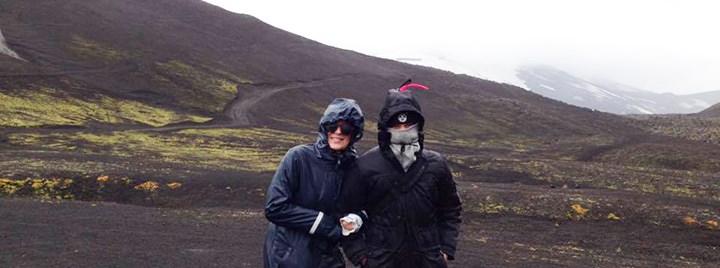 Josefin Johansson och Louise Axdorff i vinden nedanför en vulkan på Island
