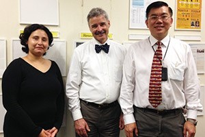 Administrative director Dr.   Ashvin Sugandhi Priya, Steven J Linton samt professor och Director John Wong tillsammans på Avdelningen för psykologisk medicin