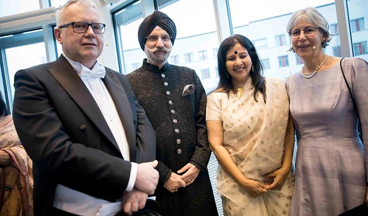 Professor Mats Eriksson och professor Ylva Uggla flankerar de nya hedersdoktorerna Kanwaljeet Anand och Lakshmi Kumar.