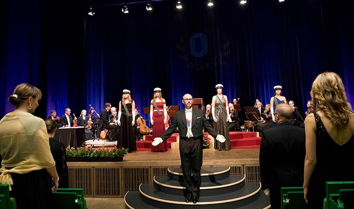 Ceremonimästare Magnus Hansson leder sällskapet i Aula Nova.