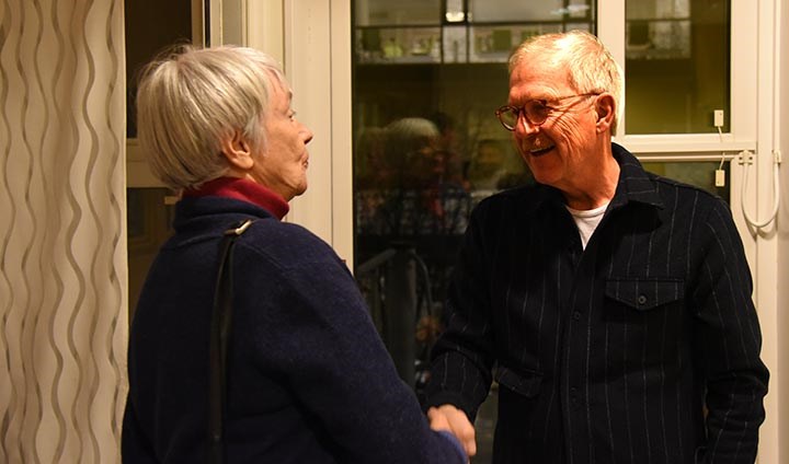 Erik Amnå tackas av vid kaffet efter avskedsföreläsningen.