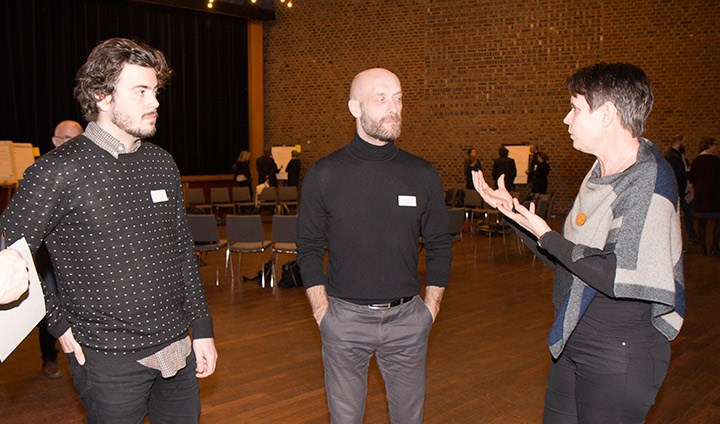 Sebastian Piepenburg, Per Nilsson och Lisbeth Gunnarsson diskuterar.