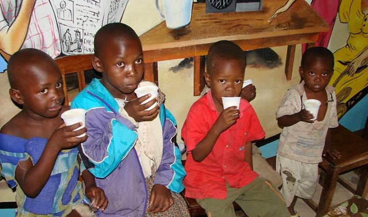 Bild på barn från Tanzania som dricker yoghurt