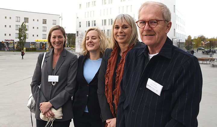 Jennifer Fitzgerald, Bryony Hoskins, Cecilia Arensmeier och Erik Amnå utanför Novahuset.