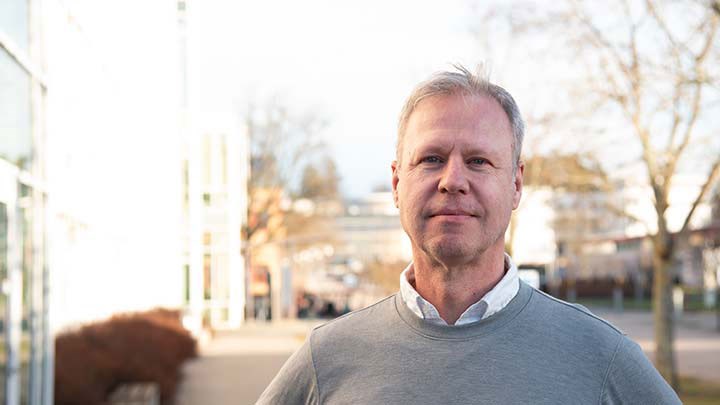 Mats Landqvist utanför universitetet