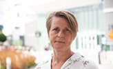 Maria Jansson framför Novahuset, Örebro universitet