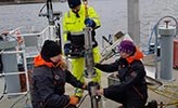 Anna Kärrman, Anna Rotander och Mikael Molin från Umeå marina forskningscentrum, tömmer pumpen som filtrerat mikroplats i tre olika storlekar.