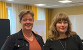 Malin Hagström och Anna-Lova Rosell i ett klassrum