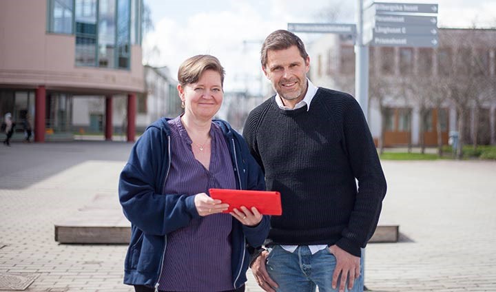 Katarina Hjärtmyr och Mikael Wetterstrand på campus