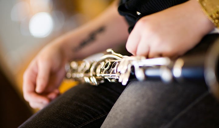 En närbild på en klarinett.
