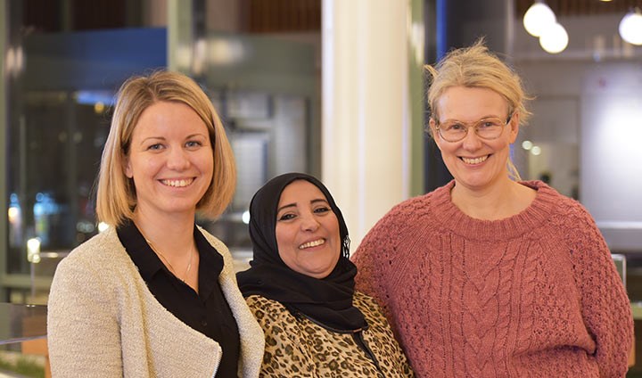 För Ayeda Alshargabi har tiden på Örebro universitet medfört att hoin utvecklat sin svenska. Språket är viktigt för henne som byggt sitt yrkesliv på modermålet arabiskan. Jenny LIndström och mentorn Helen Andersson har stöttat henne.