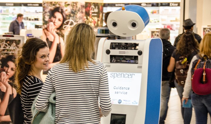 Spencer möter människor på Schiphol.