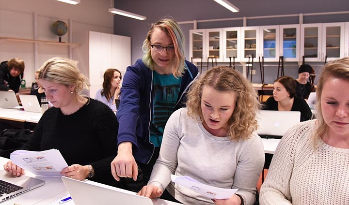 Lärarstudenterna Elvira Nyström, Anna Hildingsson och Gabriella Larsson får vägledning i programmering av Emil Tolkstam från IT-gymnasiet.