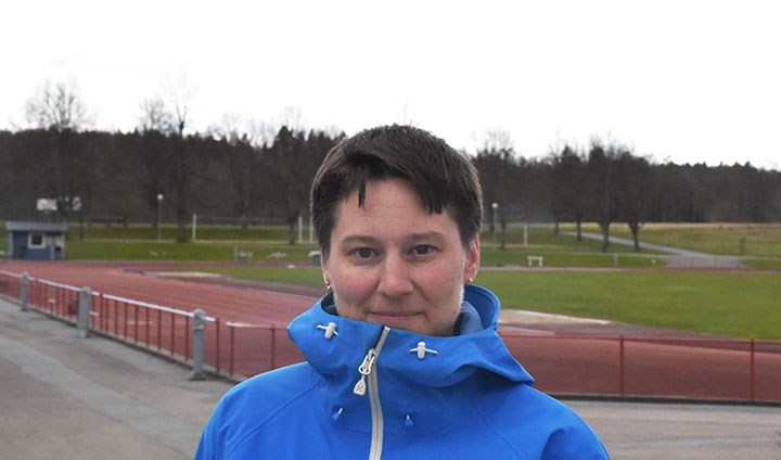 Susanna Geidne på en idrottplats.