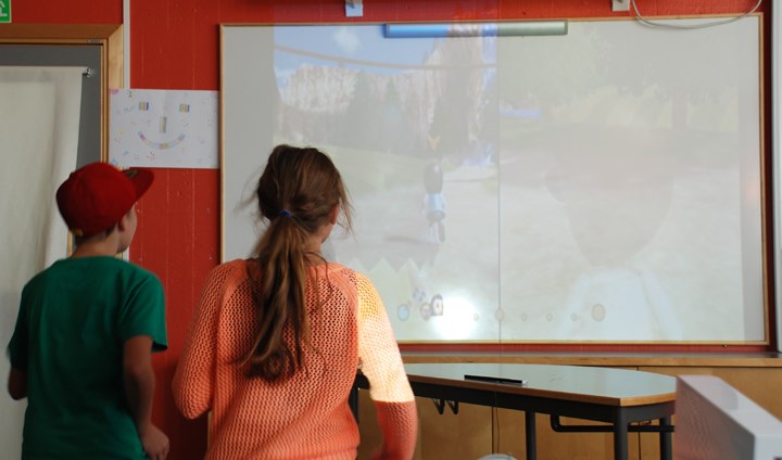 Barn spelar tv-spel i skolan.