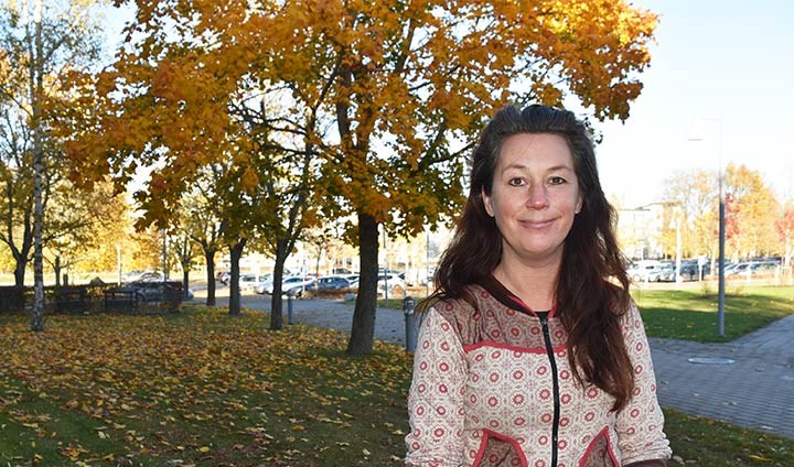 Ulrika Eriksson har doktorerat om miljögifter. Här står hon utanför Örebro universitet.