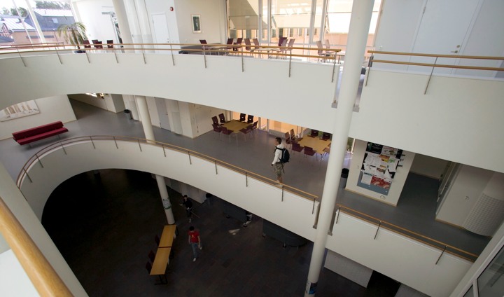 Interiör från Forumhuset med öppna våningsplan i entréhallen.