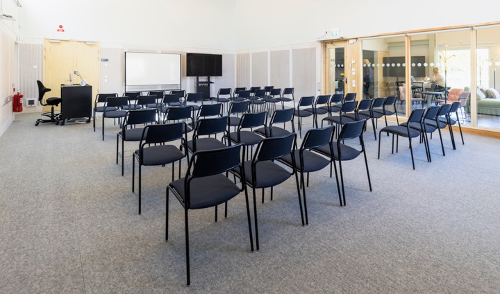 En sal fylld med stolar i rader.